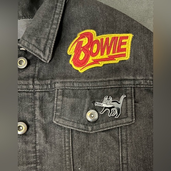 New Black Cat With Knife Enamel Pin With Black Mesh Gift Bag - Picture 3 of 7